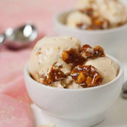 Сладолед с карамелизирани орехи
