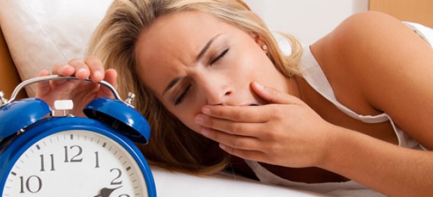 Защо липсата на сън води до напълняване