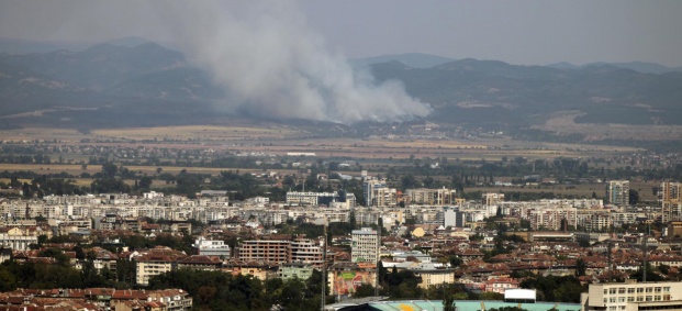 Страшен пожар до София, огънят приближава дворове и къщи!
