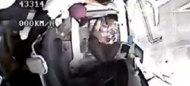 Вижте как шофьор излита през прозореца на автобус!-Видео