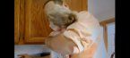Странна болест кара родителите да обличат големи деца като новородени
