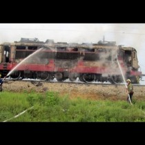 Влак се запали на релсите и изгоря до основи