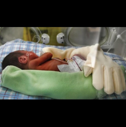Тази майка поставила ръкавица върху недоносеното си бебе. Сестрите били изумени от това, което се случило на следващия ден ...