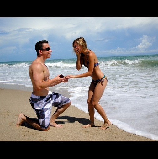 Влюбен мъж предложи брак на любимата си, докато се къпят на плажа