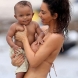 За първи път на плажа, след като роди и отслабна 30 кг: Ким Кардашиян показа тяло по бански