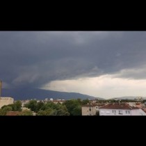 Случва се в момента-Буря в София! Вятър и гръмотевици раздират небето!