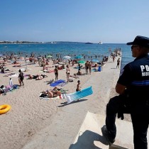 Екшън на плажа: Полицаи съблякоха мюсюлманка пред погледите на всички плажуващи! (Снимки)