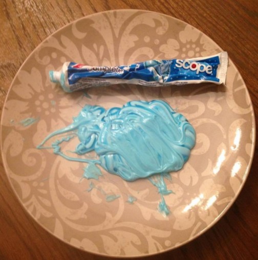 "Ще помниш тази чиния с паста за зъби до края на живота си": Майка използва паста за зъби, за да даде важен урок на дъщеря си!