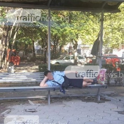 Пловдивчанин отиде на спирката и попадна на служителка на полицията, легнала на пейката
