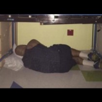 Съпруга снима мъжа си, докато лежи на студения под, а причината е наистина основателна