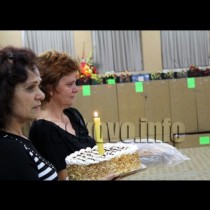 Майката на загиналата Никол носи торта за 16-ия й рожден ден