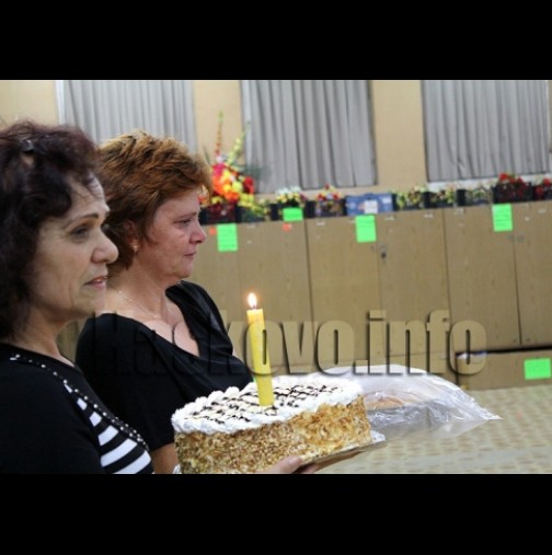 Майката на загиналата Никол носи торта за 16-ия й рожден ден