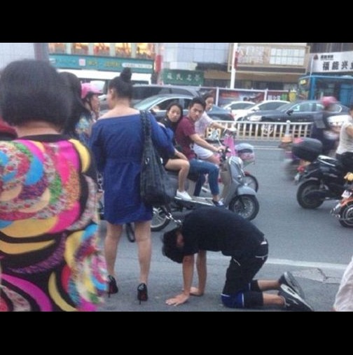 Тази жена разходи приятеля си на каишка буквално по улиците! Вижте сами (Снимки)