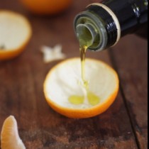 Изсипете малко олио в обелката на портокал и вижте как магията ще се случи!