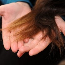 С помощта на този трик, буквално за 5 секунди ще разберете колко е изтощена косата Ви и време ли Ви е за подстригване