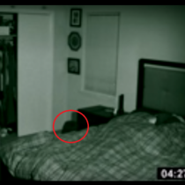 Той слага камера в стаята преди лягане. КАКВО улавя тя е доста невероятно и стряскащо!