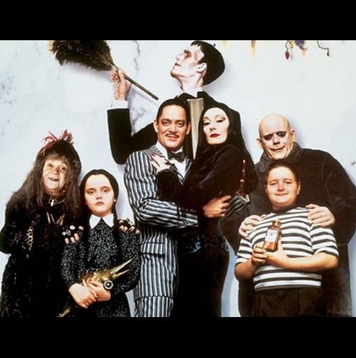 Помните ли „Семейство Адамс“? Вижте как изглеждат днес актьорите след 25 години (Снимки)
