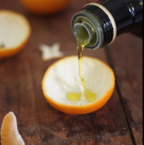 Изсипете малко олио в обелката на портокал и вижте как магията ще се случи!