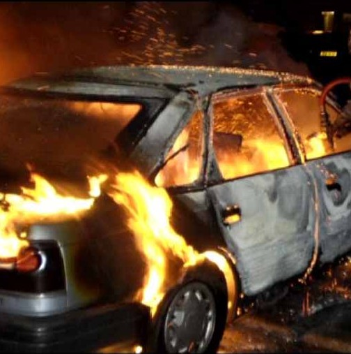 Ревнива жена от Хотница подпали колата си и посегна на спасителите си