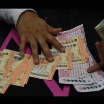 Тя искаше да докаже на мъжа си, че лотарията е чиста загуба на пари и време и започна да трие билетчетата, когато се случи нещо велико!