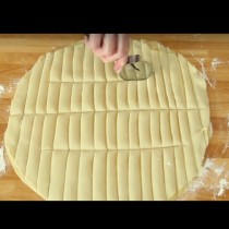 Тя наряза тестото на ивици и направи нещо, което ще ви накара да се затичате към кухнята веднага (видео)