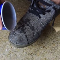Прост трик как да направите обувките си водоустойчиви