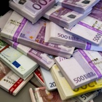 Неизвестен мъж разхвърля пакети с банкноти на стойност над 700 хиляди евро в центъра и на други места из града