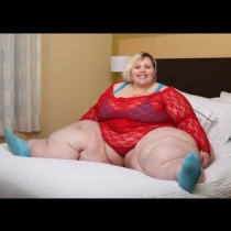 Най-дебелият модел на света е цели 225 килограма и й плащат, за да я видят гола (снимки)