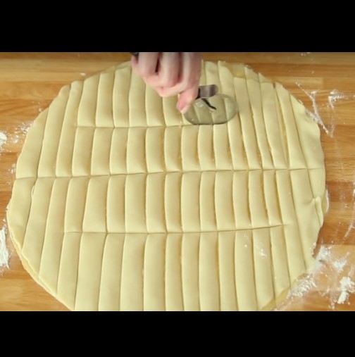 Тя наряза тестото на ивици и направи нещо, което ще ви накара да се затичате към кухнята веднага (видео)