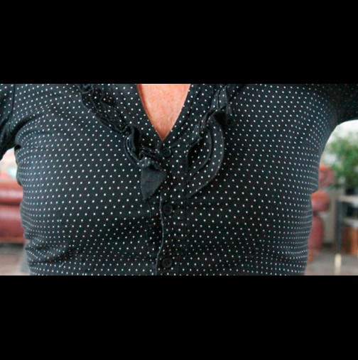 Копчетата на любимата ми блузка започнаха да се разтварят - вярно, 5 килца, но си личат! Ето как реших проблема за 1 вечер: