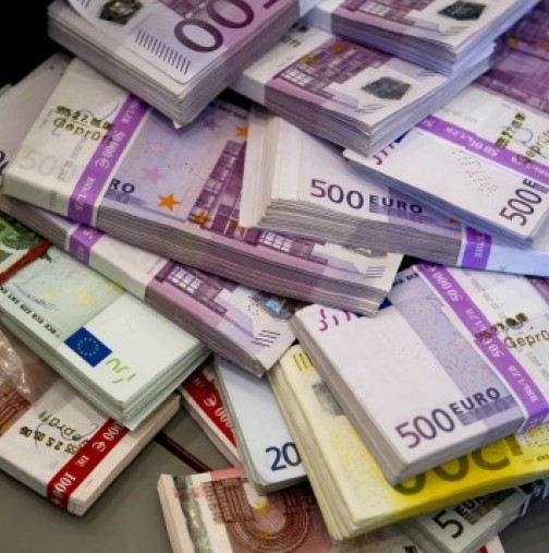 Неизвестен мъж разхвърля пакети с банкноти на стойност над 700 хиляди евро в центъра и на други места из града