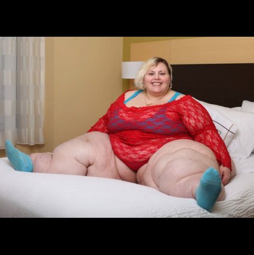Най-дебелият модел на света е цели 225 килограма и й плащат, за да я видят гола (снимки)