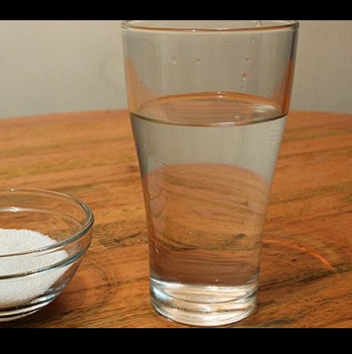 Непременно го направете! Как да уловите отрицателните енергии у дома чрез използване САМО на чаша вода? 