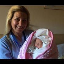 Жена в менопауза роди 3-килограмовото момиченце