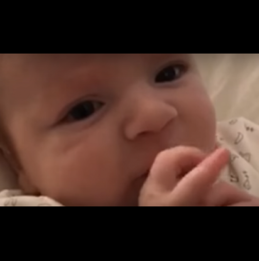 Ще Ви разтопи: Двумесечно бебе казва Здравей на майка си (Видео)