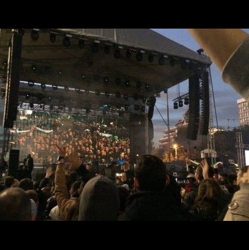 Ето как започна концертът на Слави (видео пряко от Орлов мост)
