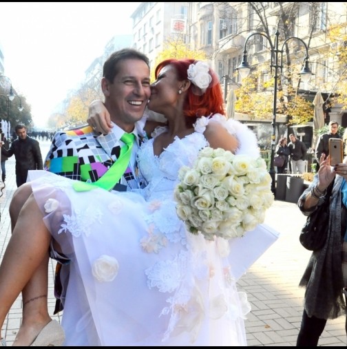 Спретнаха шоу за минувачите-Невиждана сватба в центъра на София