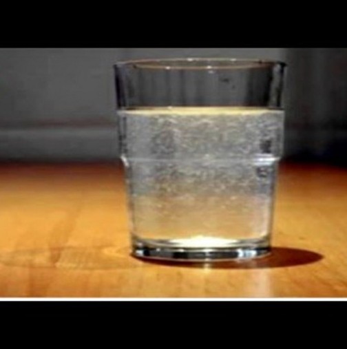 Намерете негативните енергии у дома чрез използването само на една чаша вода!