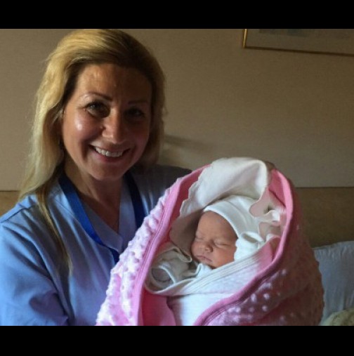 Жена в менопауза роди 3-килограмовото момиченце