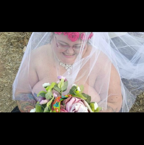 168-килограмовата булка, която остана без рокля за сватбата си! Ето в какво се появи пищната дама пред олтара (Снимки)
