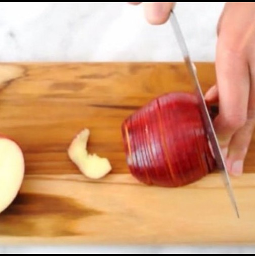 Тя просто започна да реже една ябълка...какво се случва след това ще ви накара да направите същото! Уникално е!
