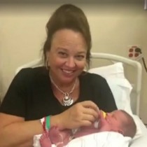 Жена роди собствения си внук: Това беше най-хубавото нещо, което съм правила в живота си (Снимки)