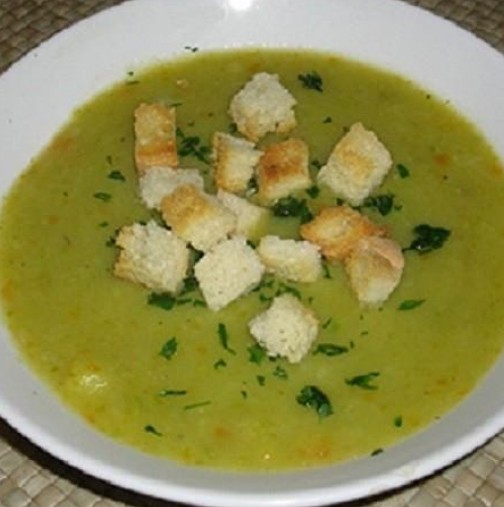 Децата не хапват супи, но за тази крем супа с грах и босилек по италиански, стават скандали у дома. Всеки иска втора купа!