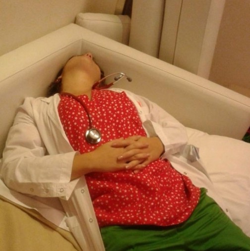 Публикуваха снимка на спящ лекар по време на дежурство, но никой не очакваше реакцията, която предизвика това