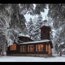 Дървена църква сгушена в горите на Боровец прави чудеса!