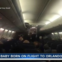 Бебе се роди в самолет по време на полет-Видео