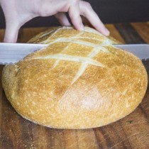 Когато си купя прясно изпечен хляб става на камък, ако не го изям на деня, но с този трик успявам да го запазя мек цяла седмица