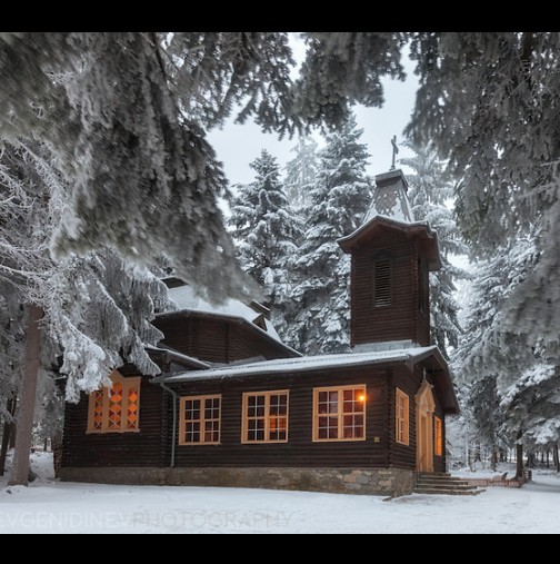 Дървена църква сгушена в горите на Боровец прави чудеса!
