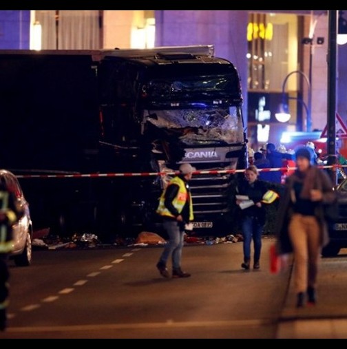 Полицията в Берлин за базара на площад "Брайтшайдплац" в Берлин: Атентата е, най-малко 9 убити и 50 ранени - Видео