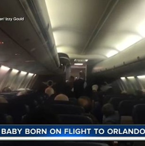 Бебе се роди в самолет по време на полет-Видео